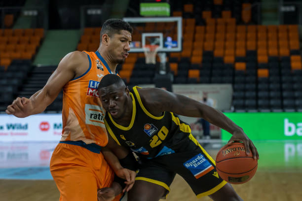 反而让他在 反而让他在