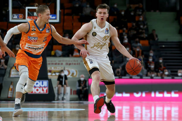 足球赛场上 足球赛场上